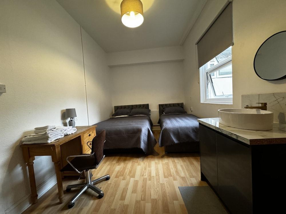 Sterling House B&B Heathrow Room Type - Standard Suite, Shared Bathroom