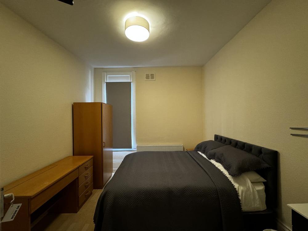 Sterling House B&B Heathrow - Tap to explore photos