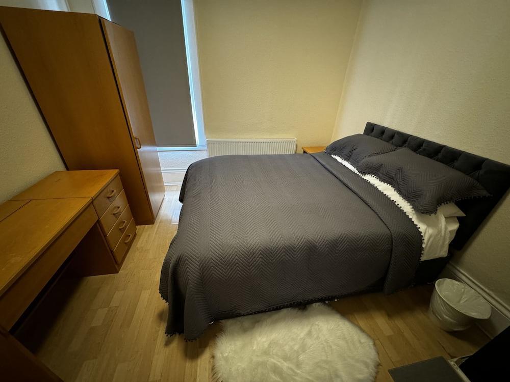 Sterling House B&B Heathrow Room Type - Standard Double Room, Shared Bathroom