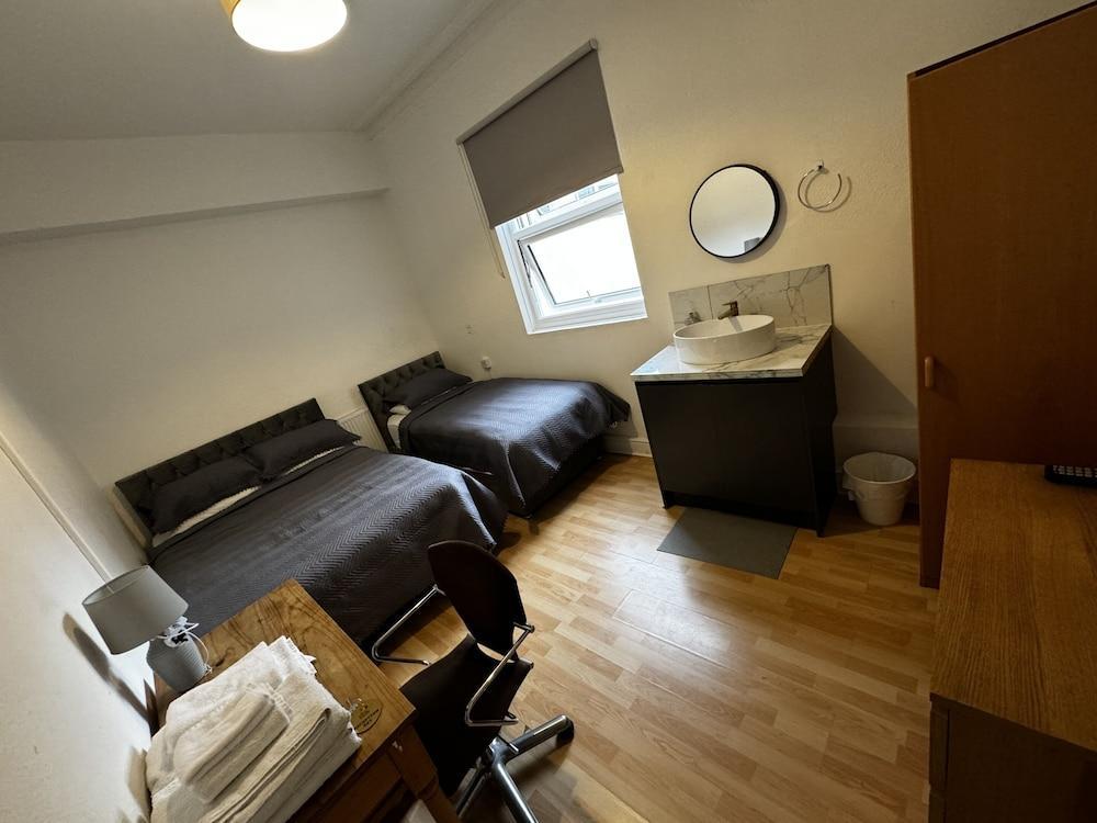 Sterling House B&B Heathrow Room Type - Standard Triple Room