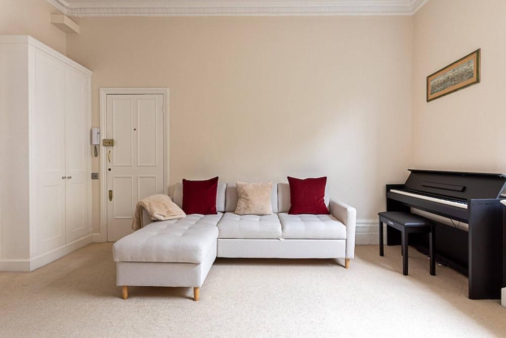 High Ceilings Cosy Flat in the Heart of Westbourne Grove - Tap to explore photos