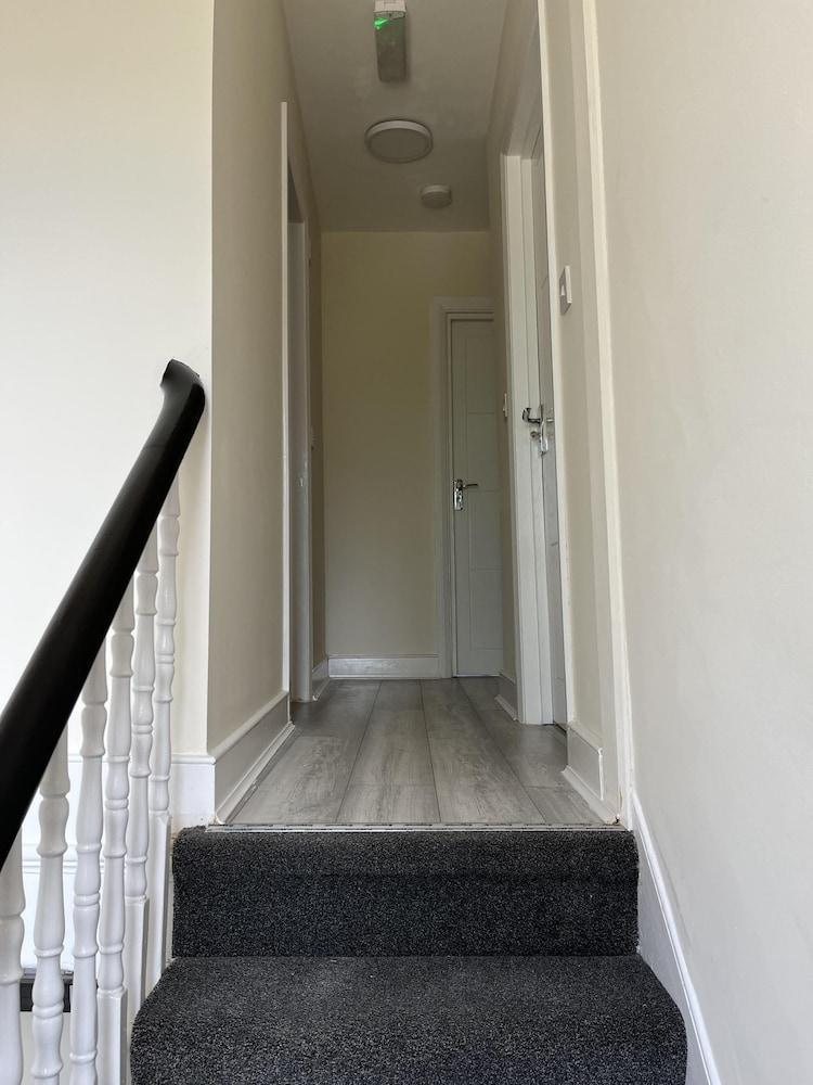 New Spacious 4 Bed Apartment in Kew Bridge - Tap to explore photos
