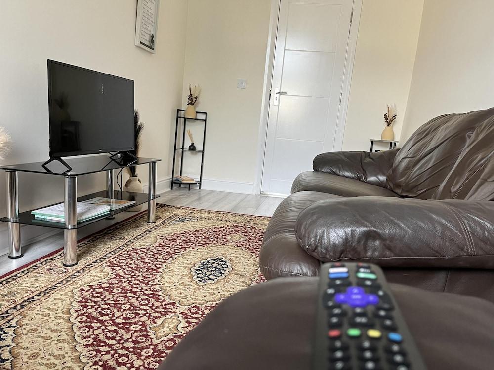 New Spacious 4 Bed Apartment in Kew Bridge - Tap to explore photos
