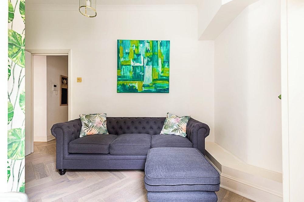 Stylish Buckingham Apartment Victoria - Tap to explore photos