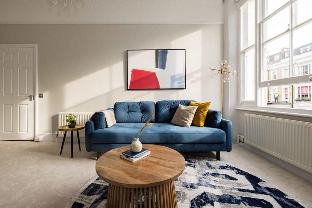 Chic Sunlit Earls Court Flat - Tap to explore photos