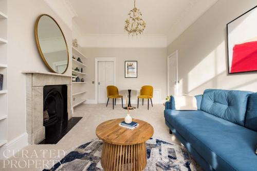Chic Sunlit Earls Court Flat - Tap to explore photos