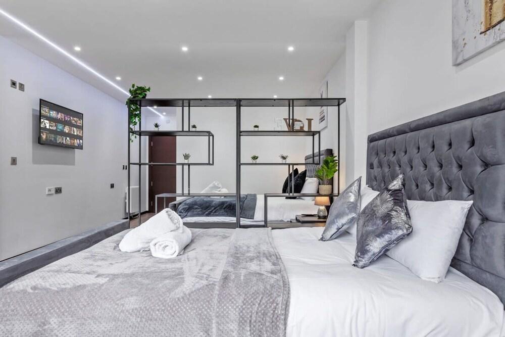 Serviced Studio Flat Near London Northern Line - Tap to explore photos