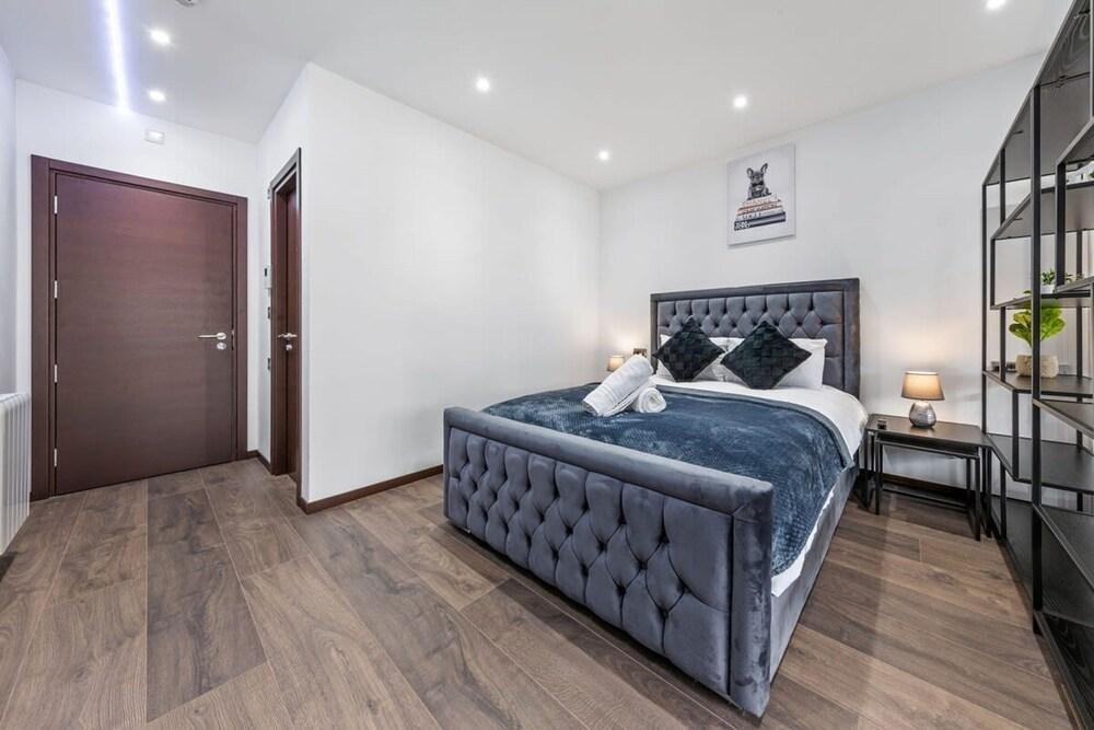 Serviced Studio Flat Near London Northern Line - Tap to explore photos