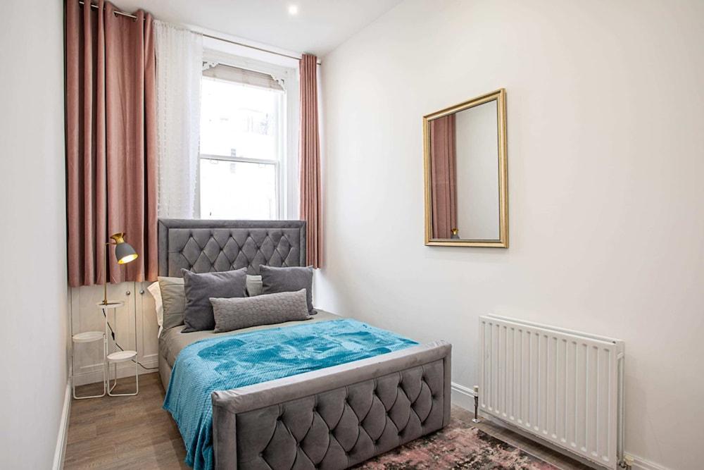 Charming Chelsea Flat - Tap to explore photos