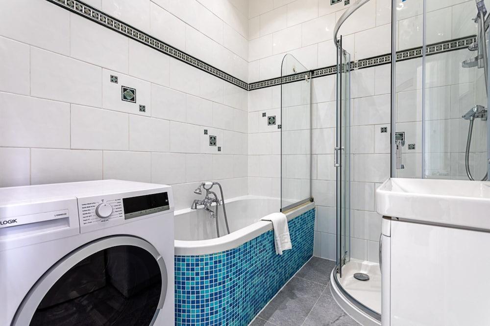 Charming Chelsea Flat - Tap to explore photos