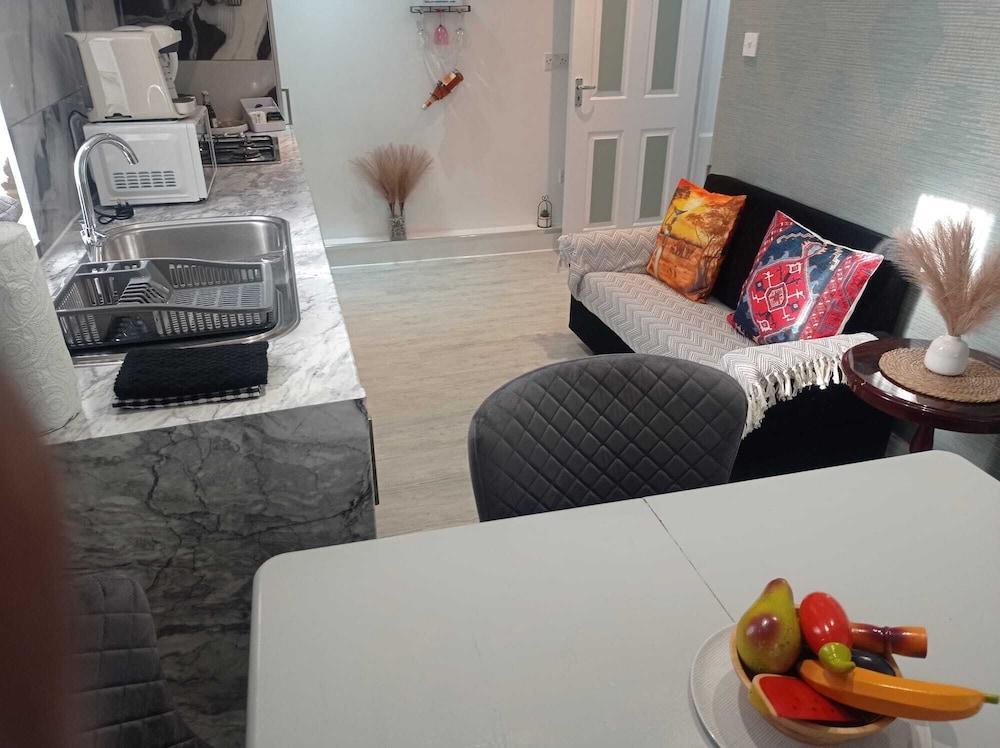 Charming Spacious 1-bed Apartment in Dagenham - Tap to explore photos
