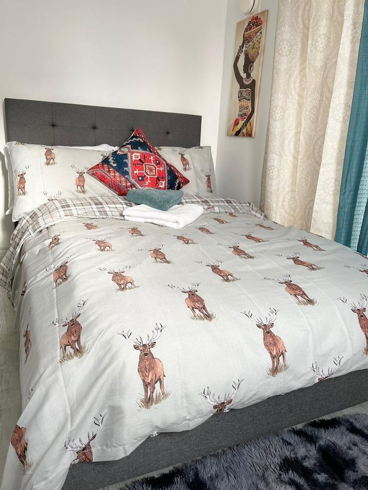 Charming Spacious 1-bed Apartment in Dagenham - Tap to explore photos