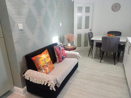 Apartment - Sleeps 4 - Parking - Wifi - Tap to explore photos