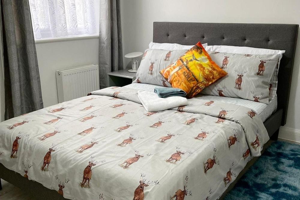 Apartment - Sleeps 4 - Parking - Wifi - Tap to explore photos