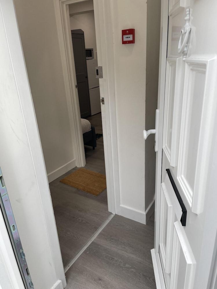 Charming 1-bed Studio in London - Tap to explore photos