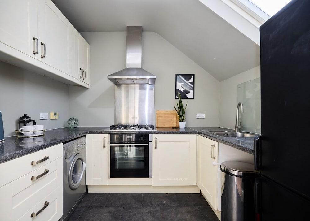 The Queen's Park Wonder - Charming 2bdr Flat With Terrace - Tap to explore photos