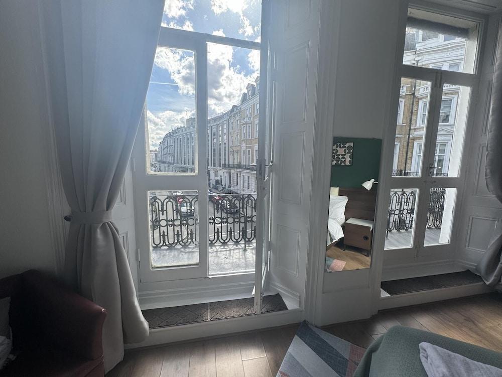 Charming Large Studio Apartment With Balcony - Tap to explore photos