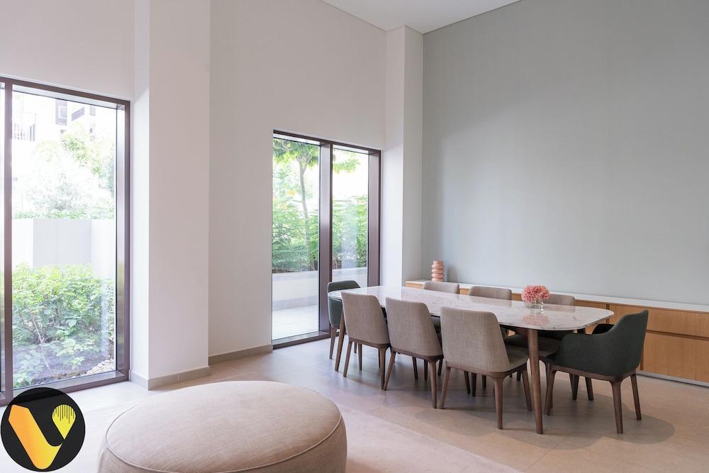 Vogue | Breeze Creek Beach | Waterfront Living