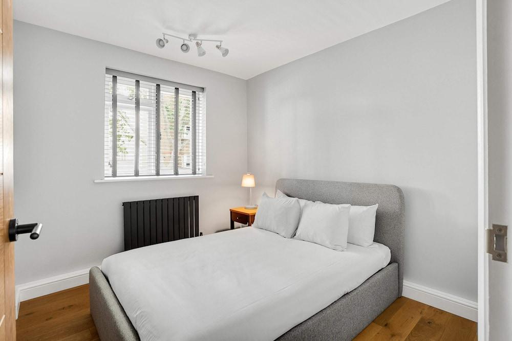 Slick Portobello Pied-a-terre - Tap to explore photos