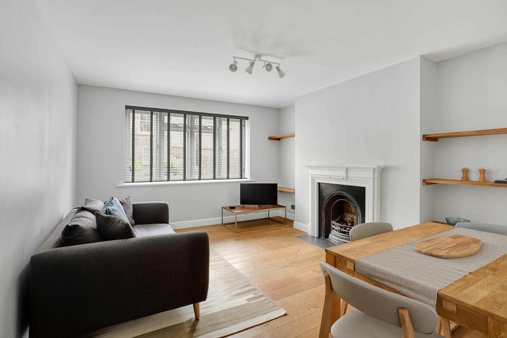 Slick Portobello Pied-a-terre - Tap to explore photos