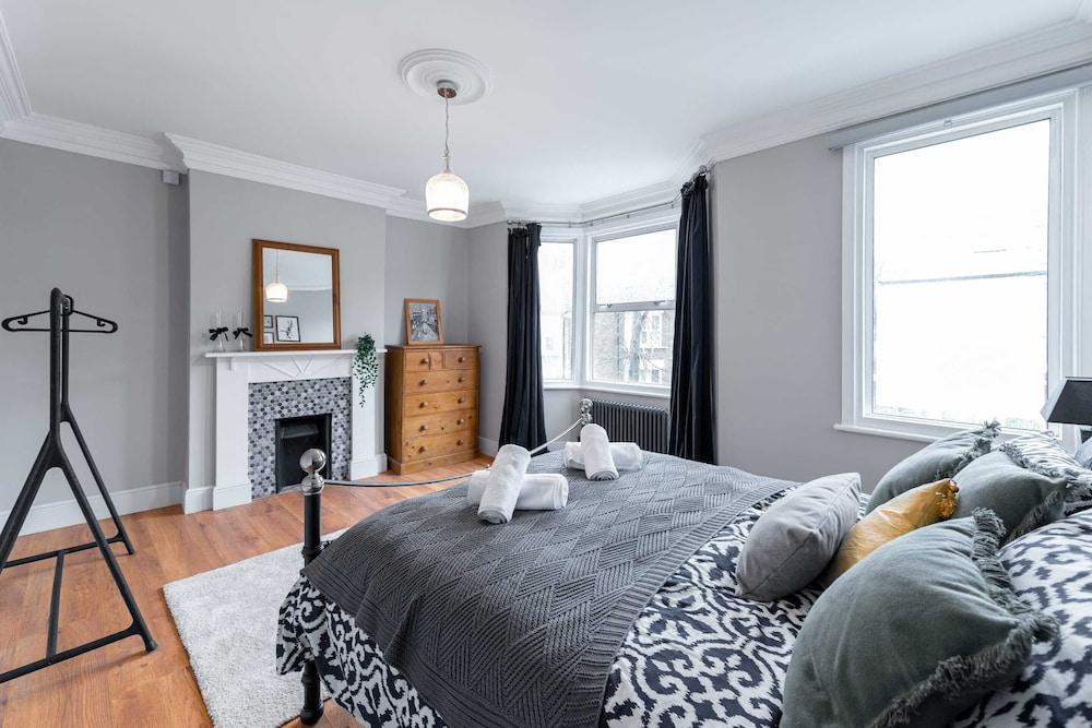 Stunning Period Feature House - Tap to explore photos