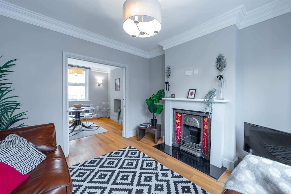 Stunning Period Feature House - Tap to explore photos