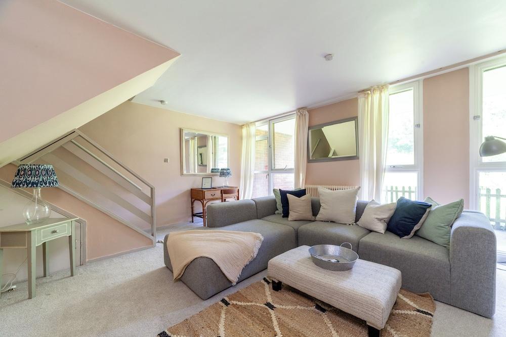Mezzanine 3-bed In Central London - Tap to explore photos