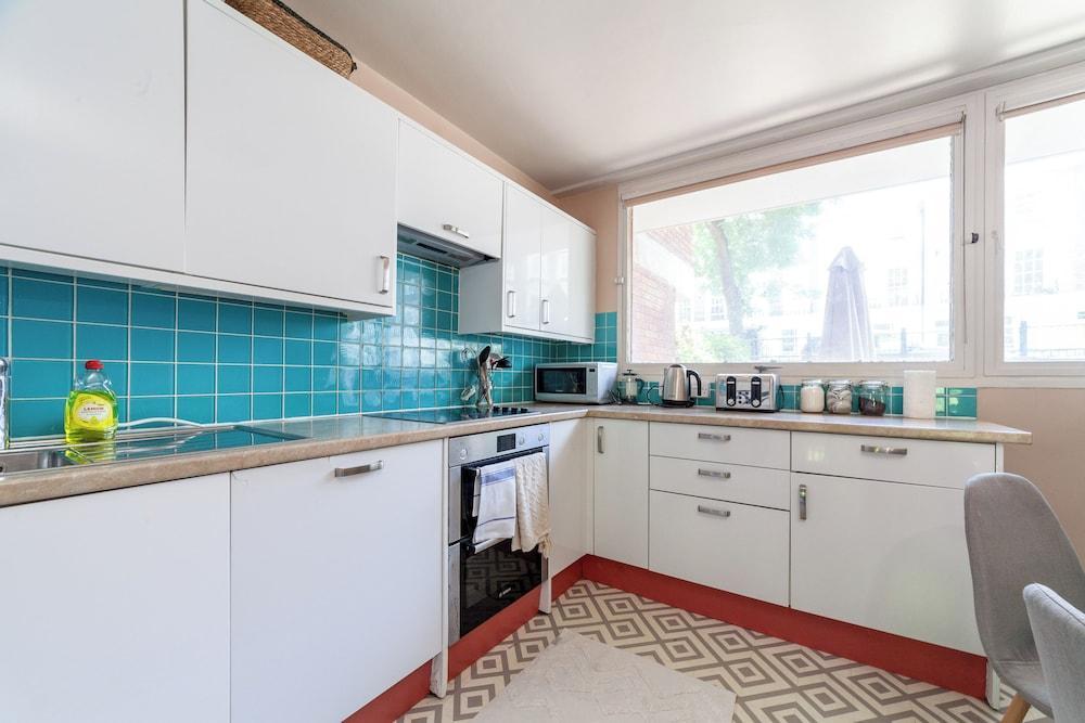 Mezzanine 3-bed In Central London - Tap to explore photos