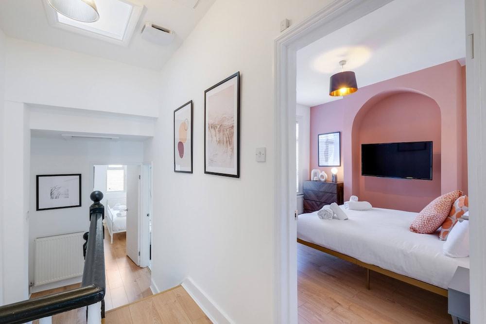 Luxury 3 Bedroom 2 Bathroom House Fulham - Tap to explore photos