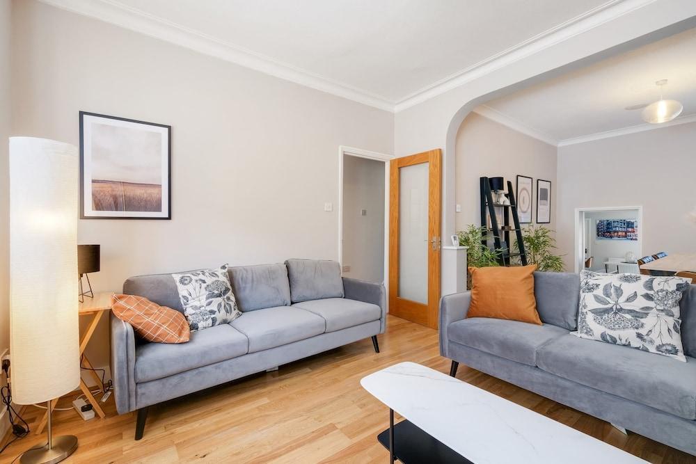 Luxury 3 Bedroom 2 Bathroom House Fulham - Tap to explore photos