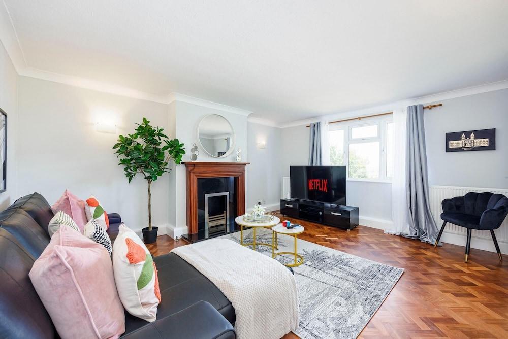 Convenient and Stylish 2-bed Apartment in Croydon - Tap to explore photos