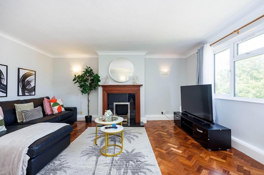 Convenient and Stylish 2-bed Apartment in Croydon - Tap to explore photos