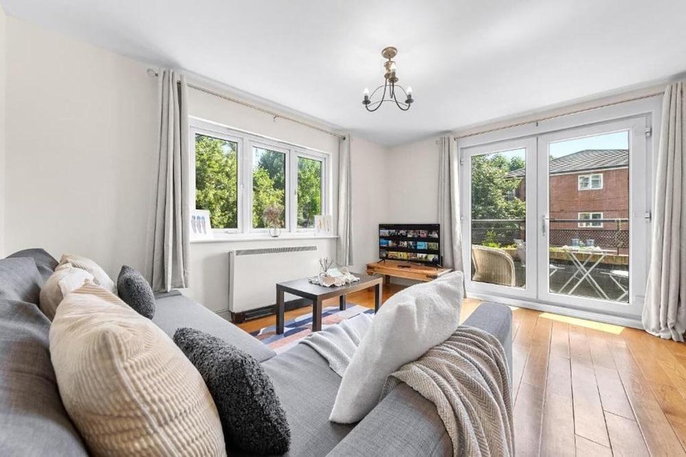 Cosy London Apartment Near Canary Wharf - Tap to explore photos