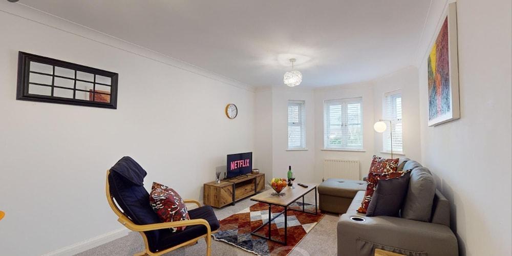 Romford Retreat - Modern 2BR Apartment - Tap to explore photos