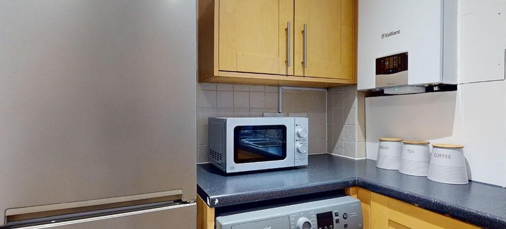 Romford Retreat - Modern 2BR Apartment - Tap to explore photos