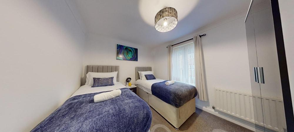 Romford Retreat - Modern 2BR Apartment - Tap to explore photos