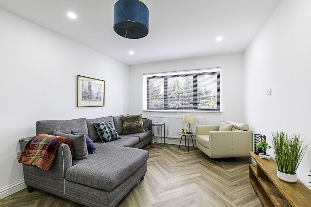 Spacious and Beautiful Apartment In Hanwell - Tap to explore photos