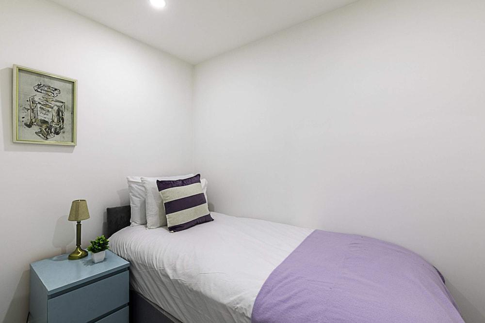Spacious and Beautiful Apartment In Hanwell - Tap to explore photos