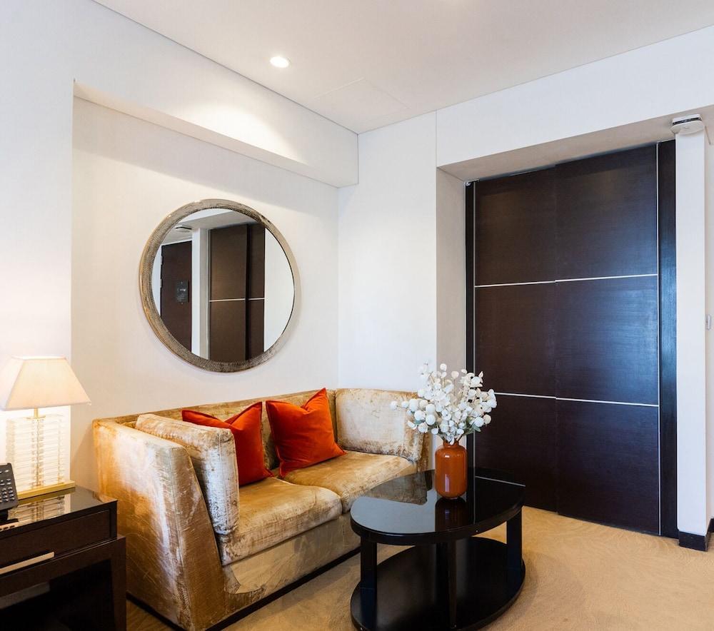 Spectacular Suite JW Marriott Marina - Tap to explore photos