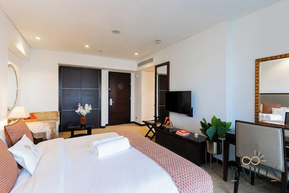 Spectacular Suite JW Marriott Marina - Tap to explore photos