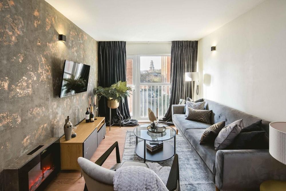 Luxe Living in a 2-bedroom Canary Wharf Haven - Tap to explore photos