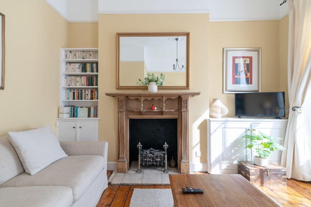 Lovely Pimlico Home - Tap to explore photos