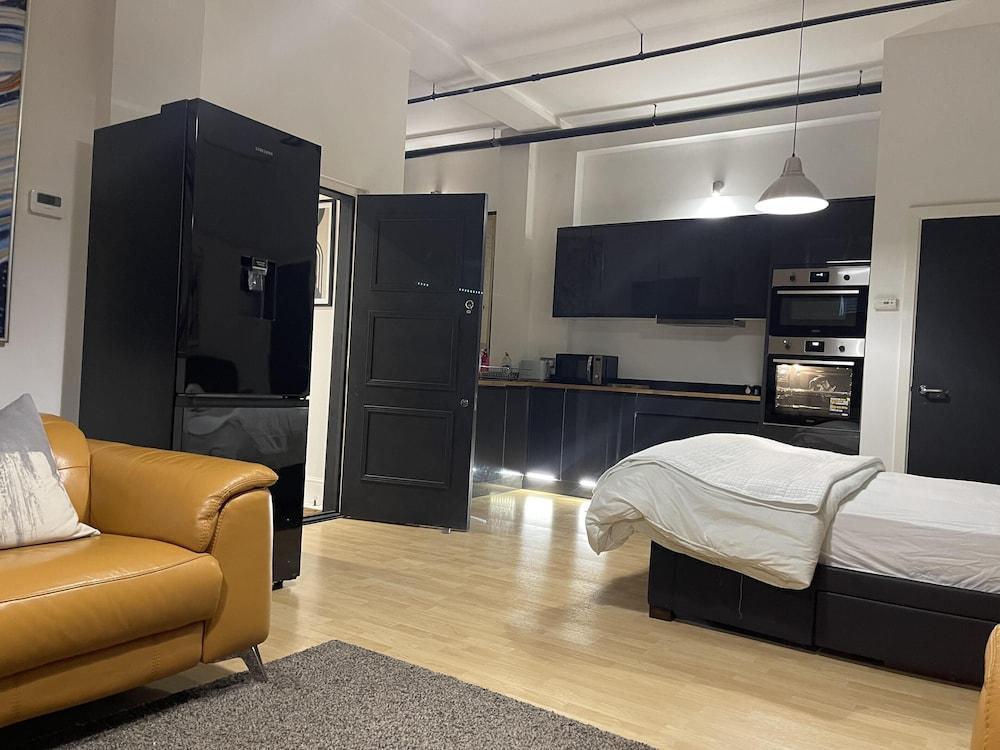 Immaculate 2-bed Apartment in London - Tap to explore photos