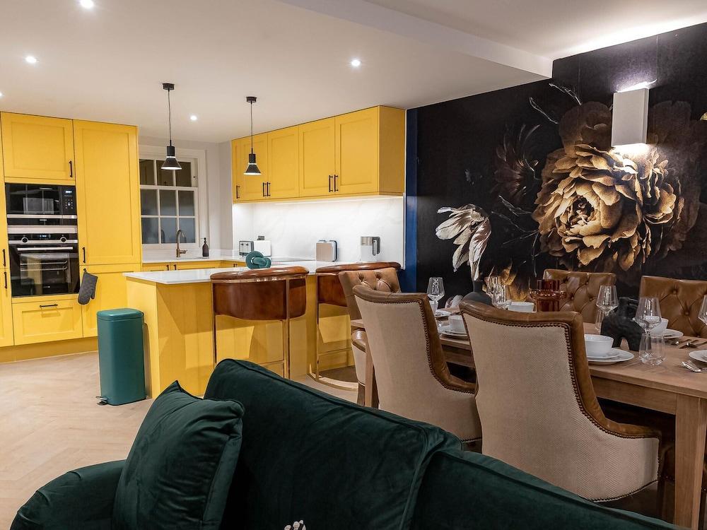 Three Bedroom Near Brick Lane by Belvilla - Tap to explore photos