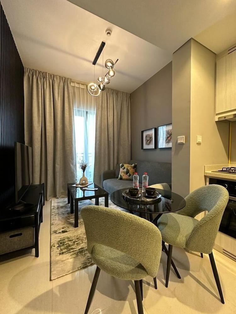 Spectacular Views 1BR Apt Business Bay - Tap to explore photos