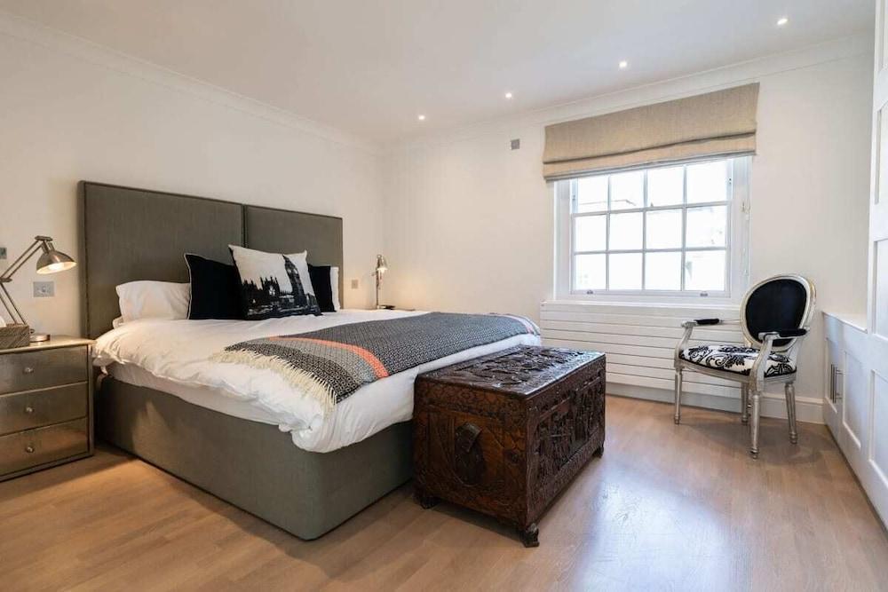 The Chelsea Place - Lovely 4bdr House With Terrace - Tap to explore photos