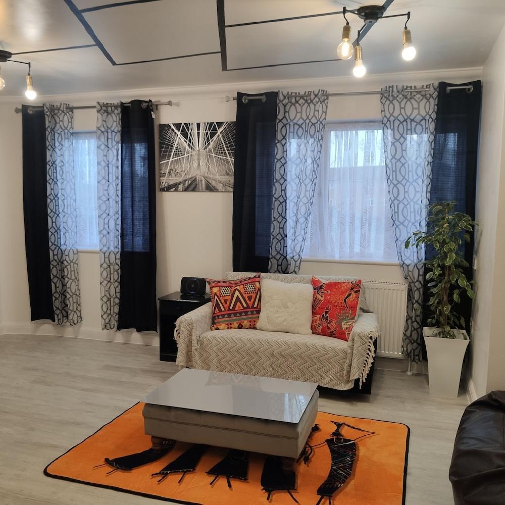 Stunning 2-bed Apartment in London Dagenham - Tap to explore photos