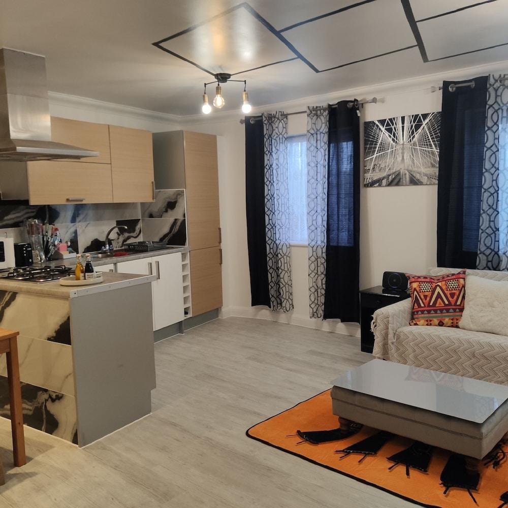 Stunning 2-bed Apartment in London Dagenham - Tap to explore photos