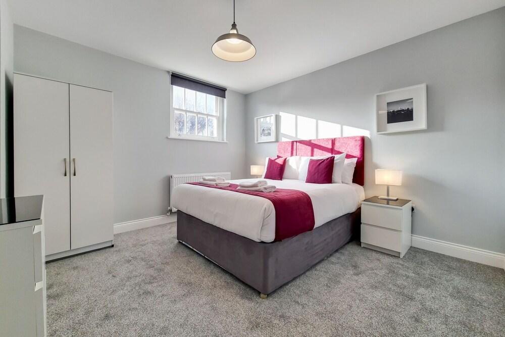 Roomspace Apartments - Brewers Lane - Tap to explore photos
