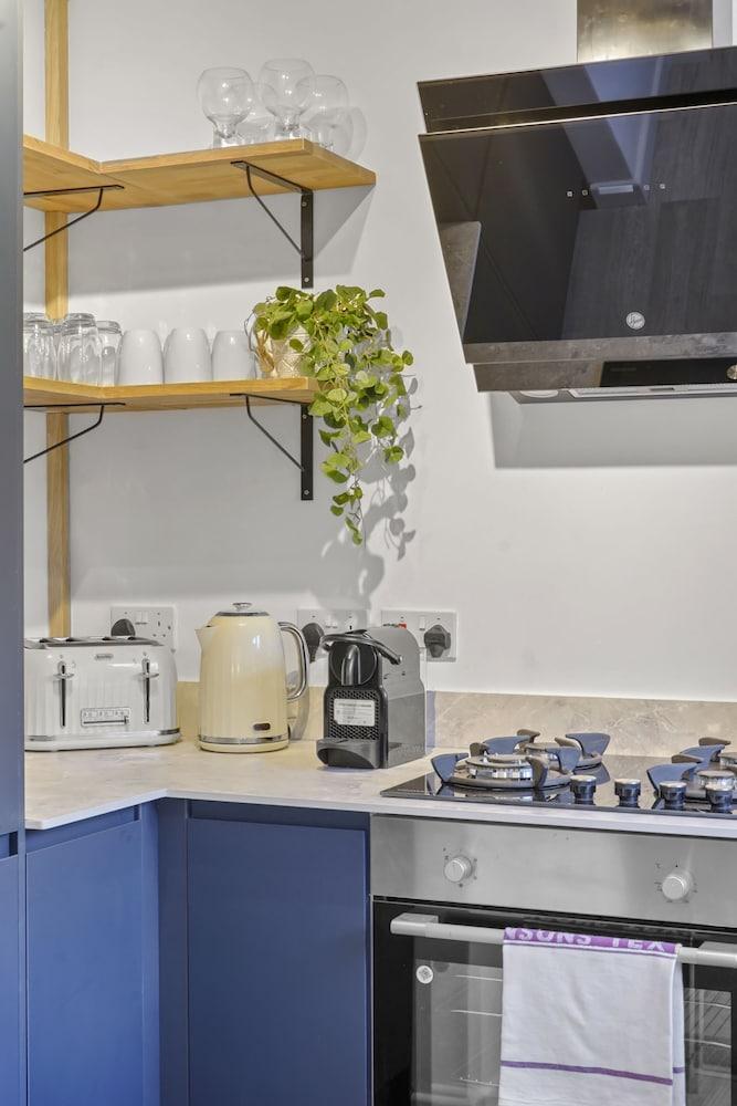 Beautiful 2 Bed Flat in Barnet - Tap to explore photos